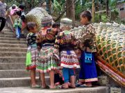 Doi Suthepilla, eli vuorella lähellä Chiang Maita. Paikallisia lapsia "Photo money!" huusivat he :)